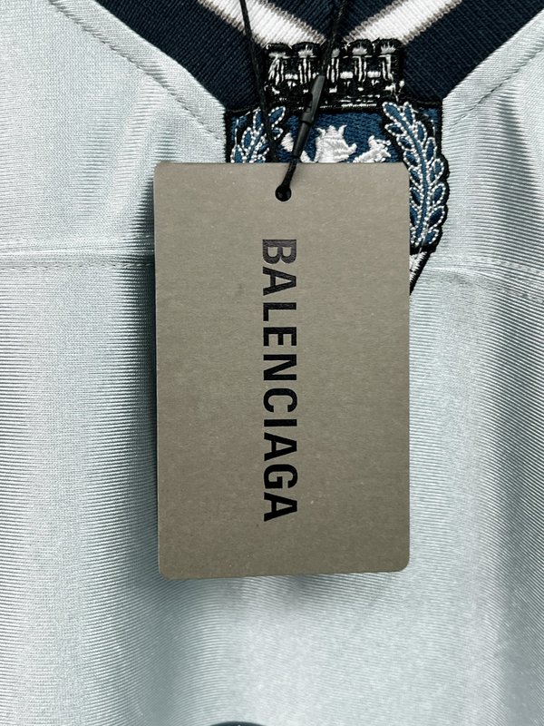 발렌시아가 롬 V넥 긴팔 티셔츠 001-275196