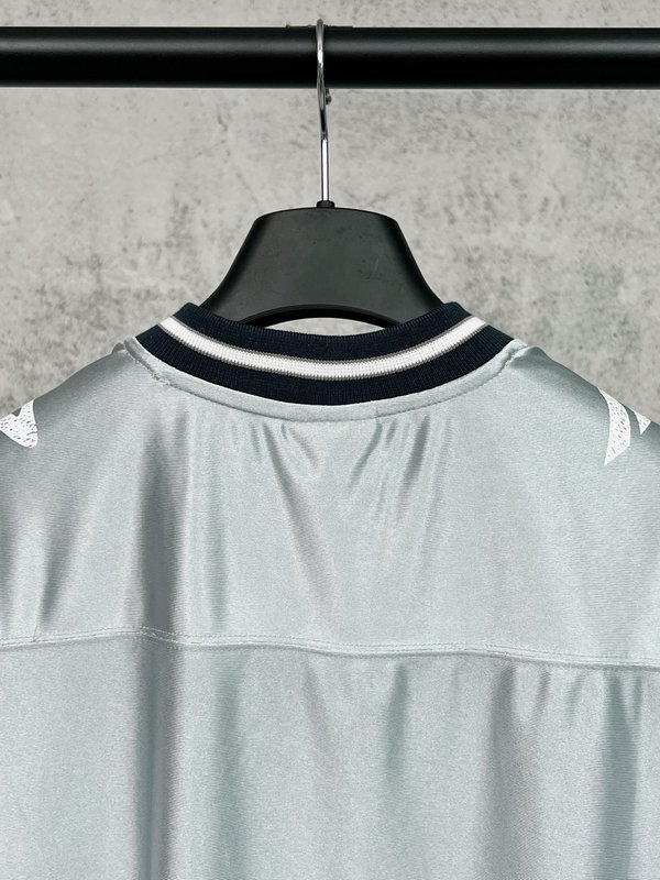 발렌시아가 롬 V넥 긴팔 티셔츠 001-275196