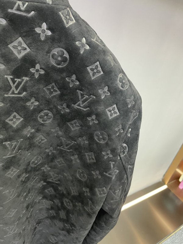 LV 앤틱 엠보싱 스웨이드 양가죽 스탠드칼라 자켓 001-275728