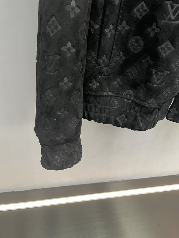 LV 앤틱 엠보싱 스웨이드 양가죽 스탠드칼라 자켓 001-275728
