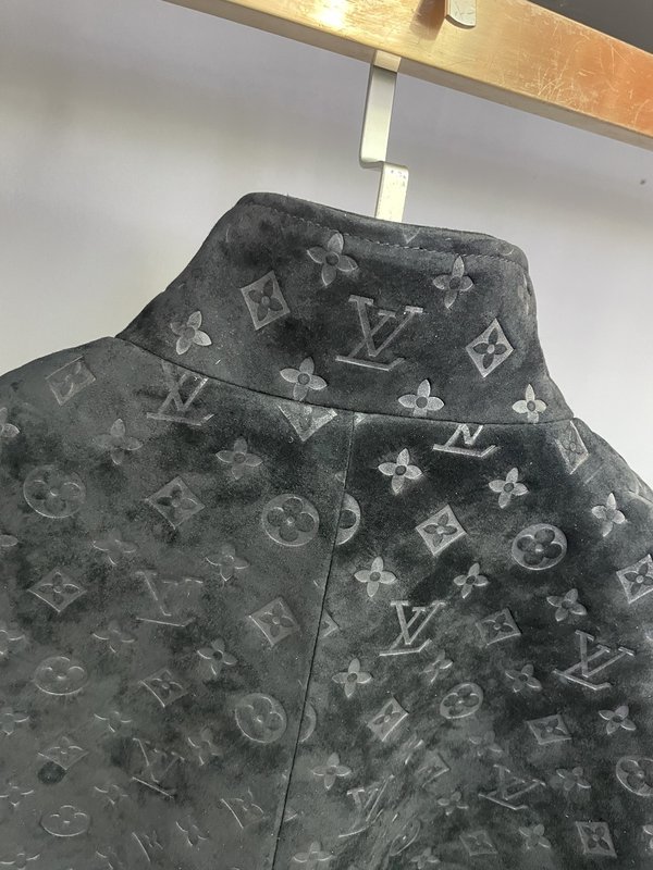 LV 앤틱 엠보싱 스웨이드 양가죽 스탠드칼라 자켓 001-275728