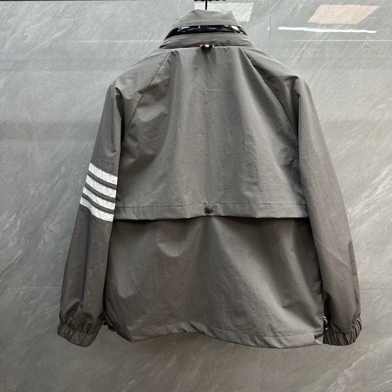 Thom Browne 방수 스트라이프 스탠드 칼라 자켓 001-276015