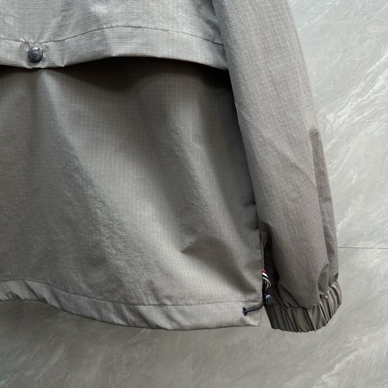 Thom Browne 방수 스트라이프 스탠드 칼라 자켓 001-276015
