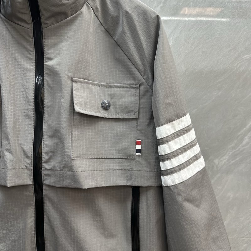 Thom Browne 방수 스트라이프 스탠드 칼라 자켓 001-276015