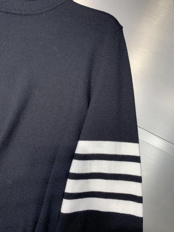 삼단 버튼 하이넥 스웨터 001-276043