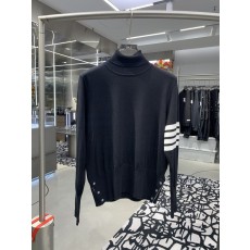 삼단 버튼 하이넥 스웨터 001-276043