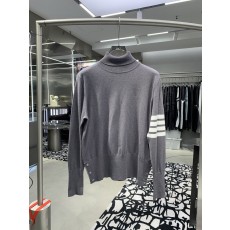 톰브라운 3버튼 터틀넥 스웨터 001-276046
