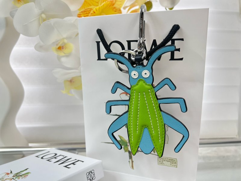 Loewe 가죽 메뚜기 키링 참 001-276410