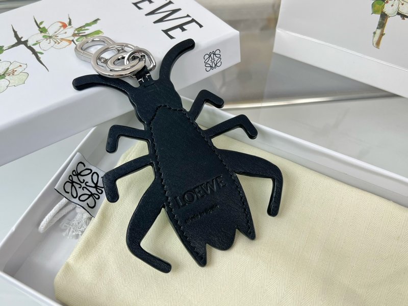 Loewe 가죽 메뚜기 키링 참 001-276410
