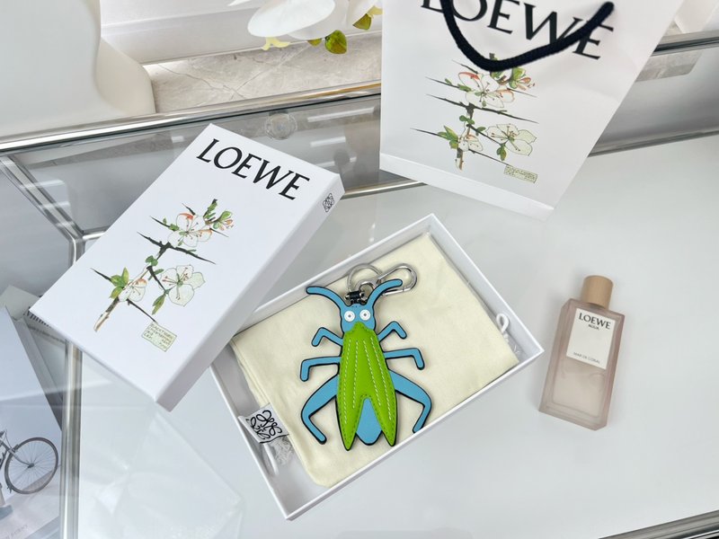 Loewe 가죽 메뚜기 키링 참 001-276410