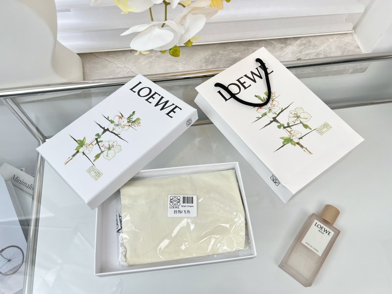 Loewe 가죽 키링 펜던트 001-276414