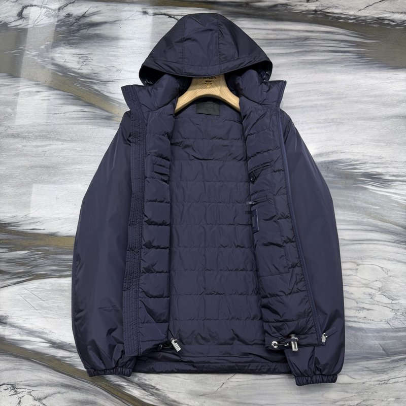 Prada 탈부착 후드 리사이클 나일론 다운 재킷 001-276576