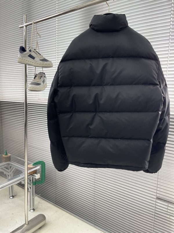 25FW 나일론 삼각 로고 다운 재킷 001-276612