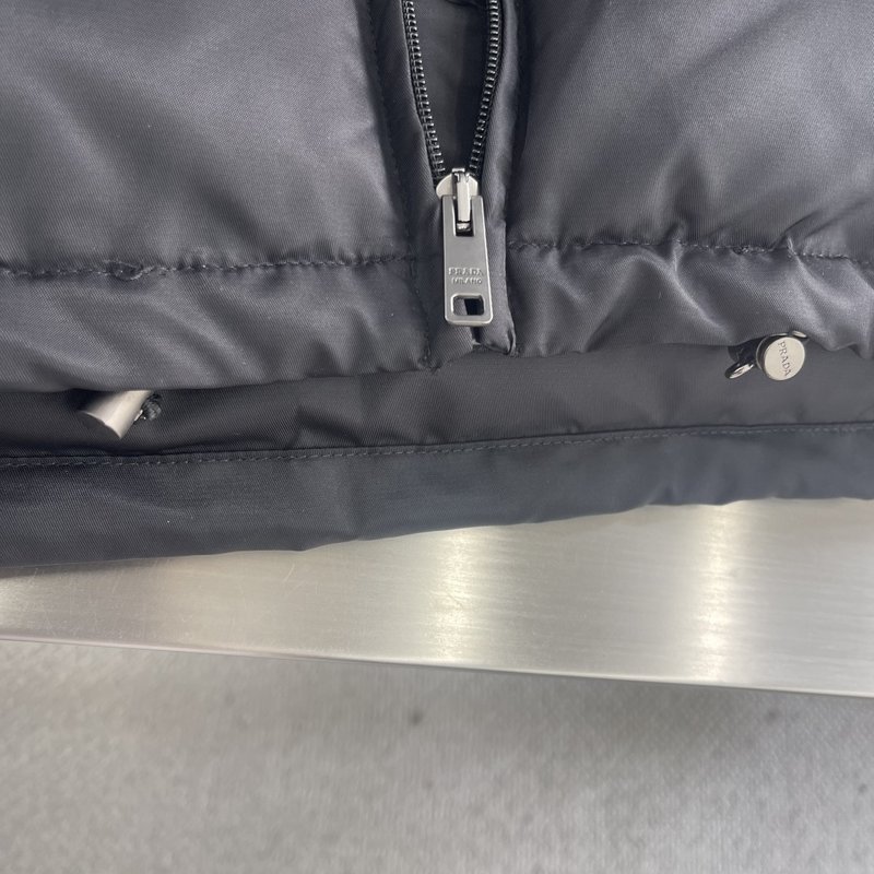 25FW 나일론 삼각 로고 다운 재킷 001-276612