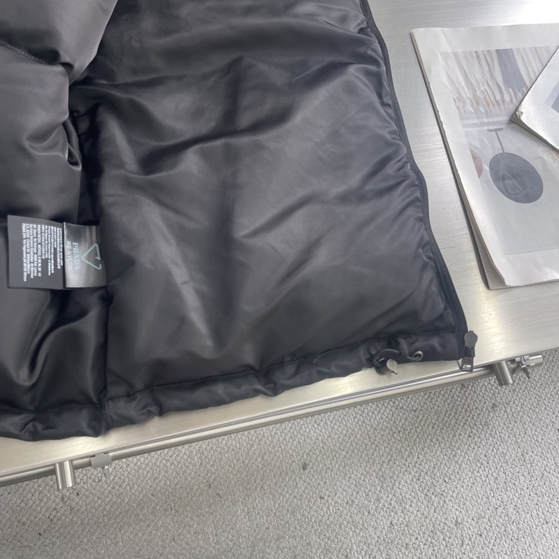 25FW 나일론 삼각 로고 다운 재킷 001-276612