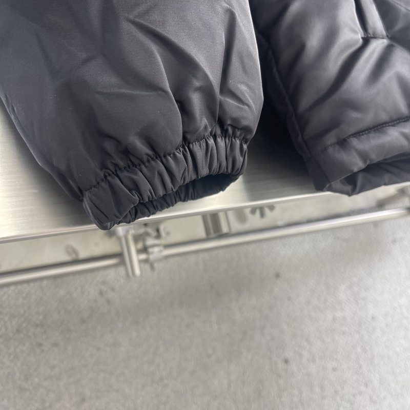 25FW 나일론 삼각 로고 다운 재킷 001-276612