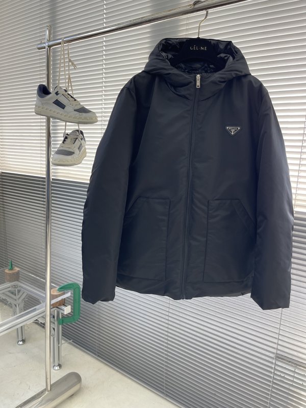 25 F/W 트라이앵글 로고 후드 다운 재킷 001-276632