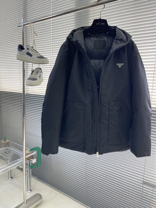 25 F/W 트라이앵글 로고 후드 다운 재킷 001-276632