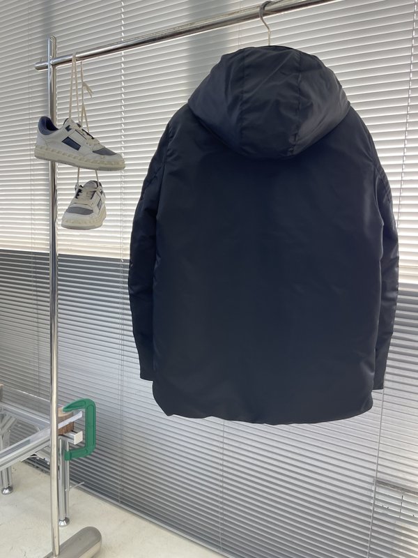 25 F/W 트라이앵글 로고 후드 다운 재킷 001-276632