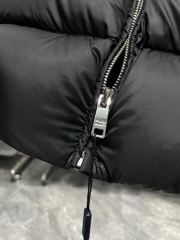 프라다 블랙 나일론 다운 조끼 001-276643