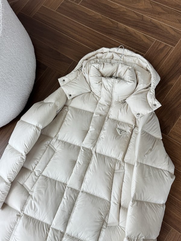 프라다 가을겨울 화이트구스다운 미디엄롱 패딩 001-276658