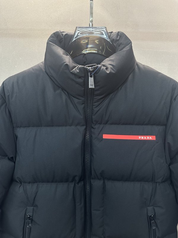 Prada 가을겨울 클래식 레드라벨 스탠드칼라 다운점퍼 001-276693