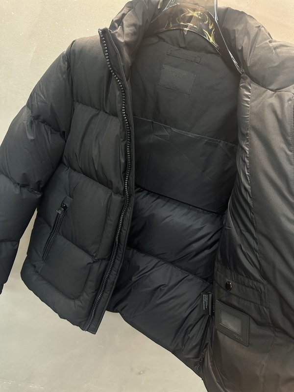 Prada 가을겨울 클래식 레드라벨 스탠드칼라 다운점퍼 001-276693