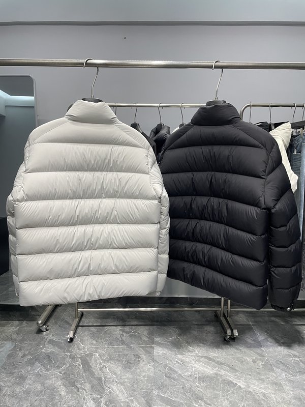 PRADA 트라이앵글 로고 스탠드칼라 패딩 점퍼 001-276734