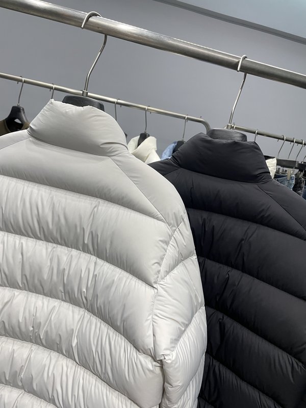 PRADA 트라이앵글 로고 스탠드칼라 패딩 점퍼 001-276734