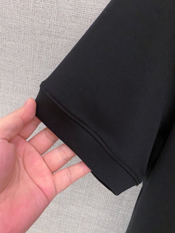 클래식 로고 자수 반하이넥 반팔 티셔츠 001-276966