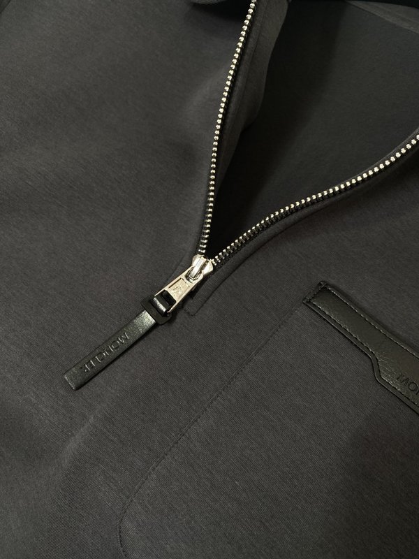 Moncler 스탠드칼라 맨투맨 가죽 패치 포켓 기모 001-277302
