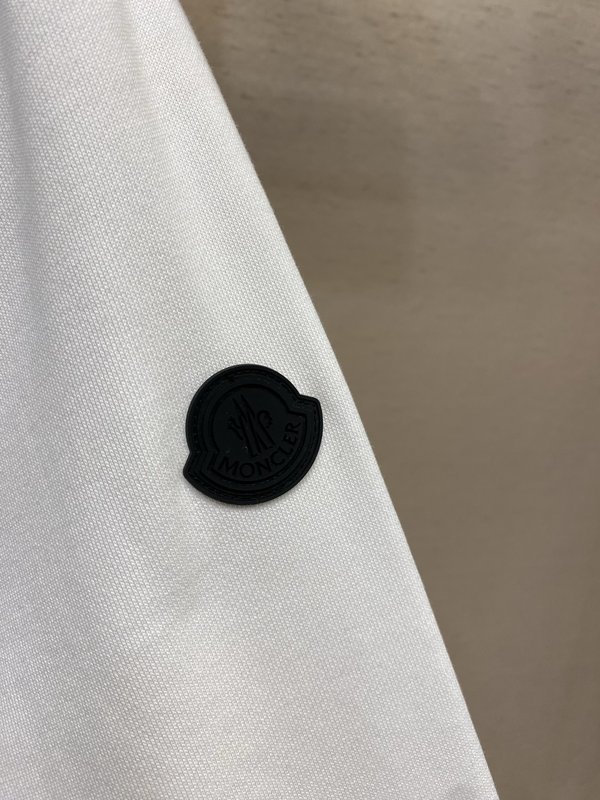 Moncler 라운드넥 풀오버 긴팔 스웨트셔츠 001-277311