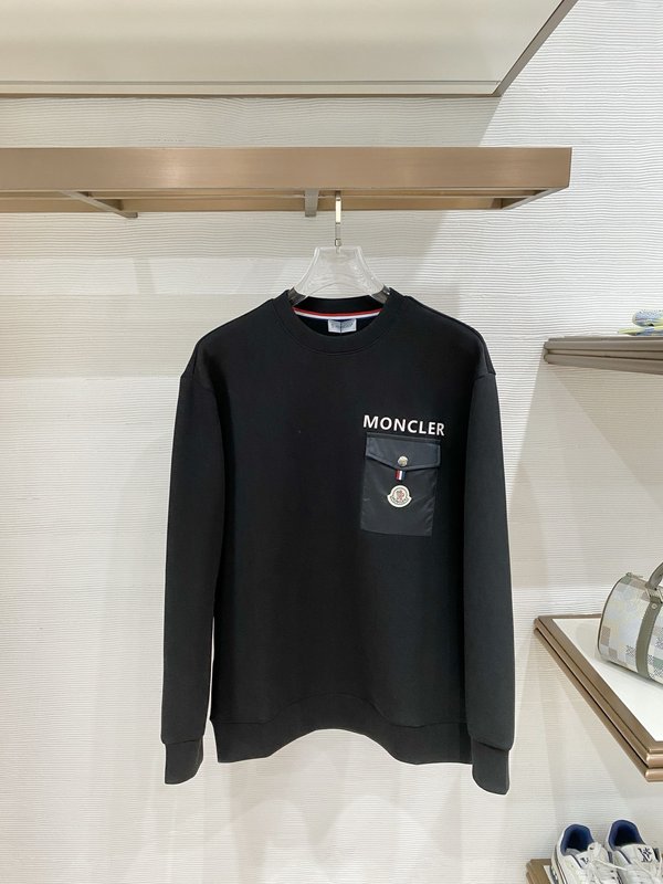 Monc*er 포켓 로고 라운드 맨투맨 001-277532