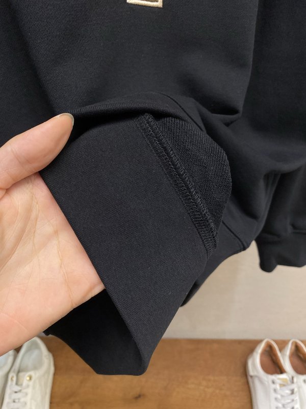 버버리 클래식 TB 로고 자수 크루넥 스웨트셔츠 001-277780