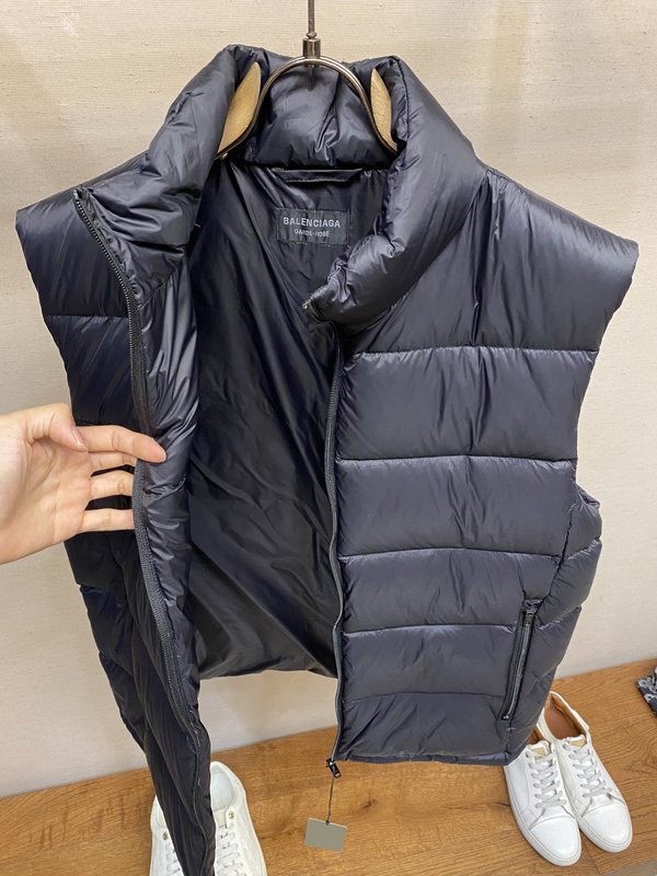 발렌시아가 후면 로고 다운 베스트 001-278125