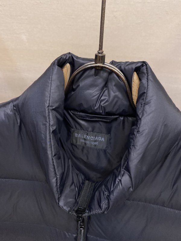 발렌시아가 후면 로고 다운 베스트 001-278125