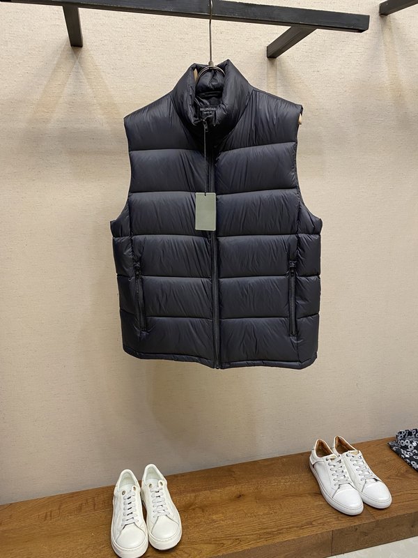 발렌시아가 후면 로고 다운 베스트 001-278125