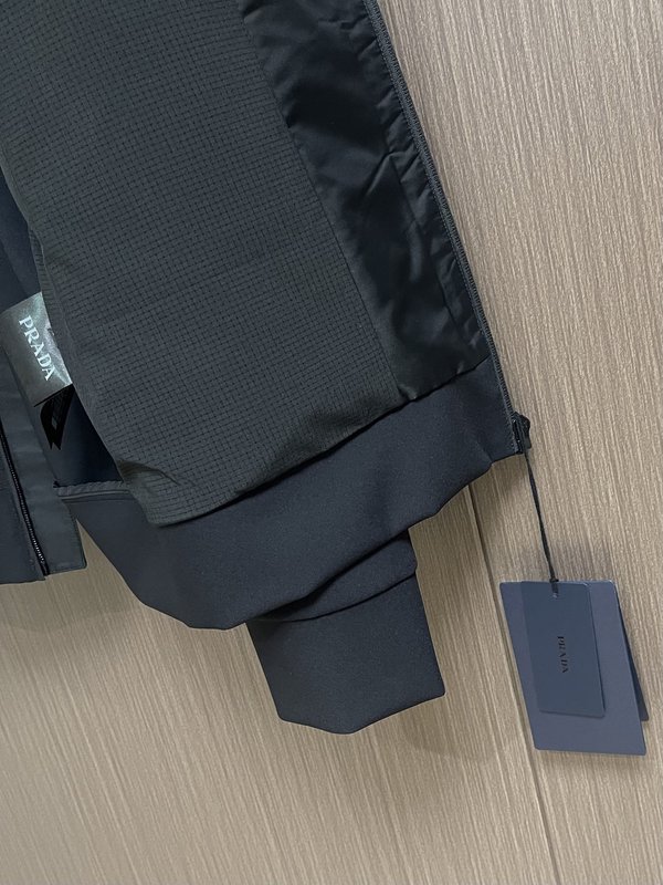 PRAD 에나멜 삼각 로고 패치 스탠드 칼라 자켓 001-278777