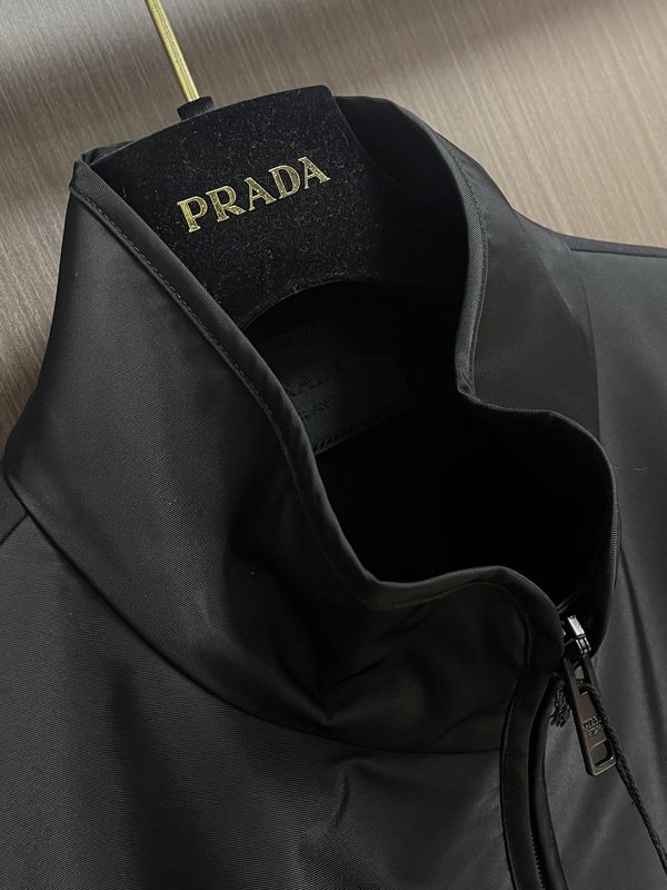 PRAD 에나멜 삼각 로고 패치 스탠드 칼라 자켓 001-278777