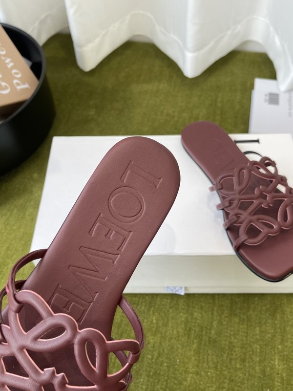 LOEWE 플랫 가죽 슬리퍼 001-278843