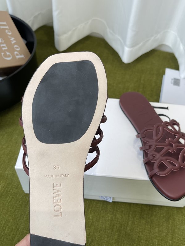 LOEWE 플랫 가죽 슬리퍼 001-278843