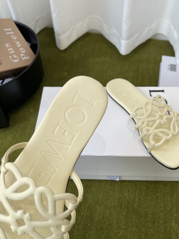 LOEWE 플랫 가죽 슬리퍼 001-278846