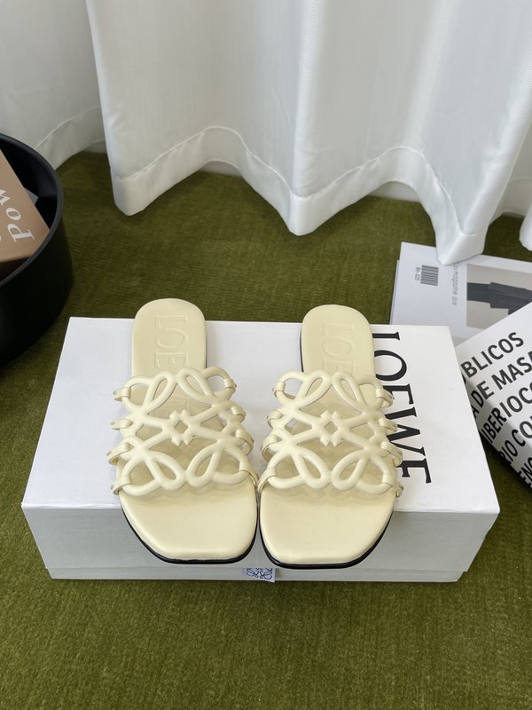 LOEWE 플랫 가죽 슬리퍼 001-278846