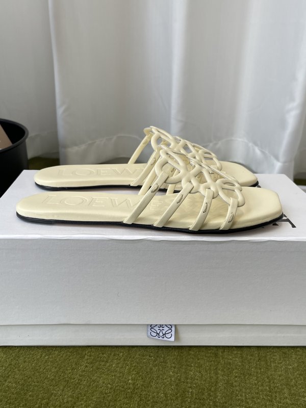 LOEWE 플랫 가죽 슬리퍼 001-278846
