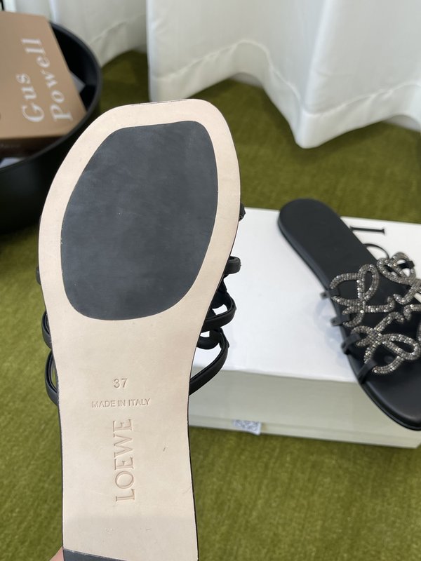 LOEWE 플랫 크리스탈 슬리퍼 001-278855