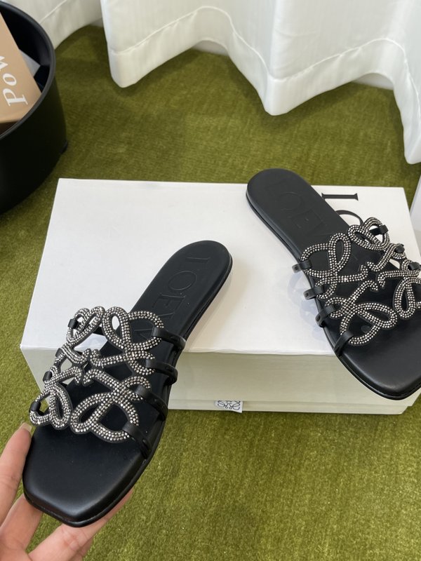 LOEWE 플랫 크리스탈 슬리퍼 001-278855