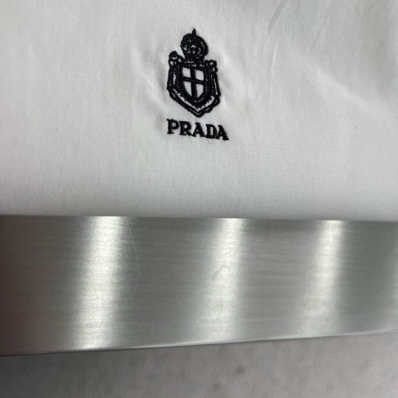 PRADA 가슴 자수 상세 포플린 셔츠 001-278901