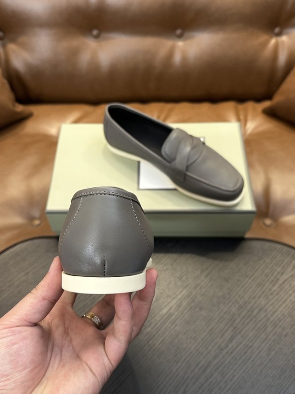 TOMFORD Cambridge 소가죽 로우탑 스니커즈 001-279211