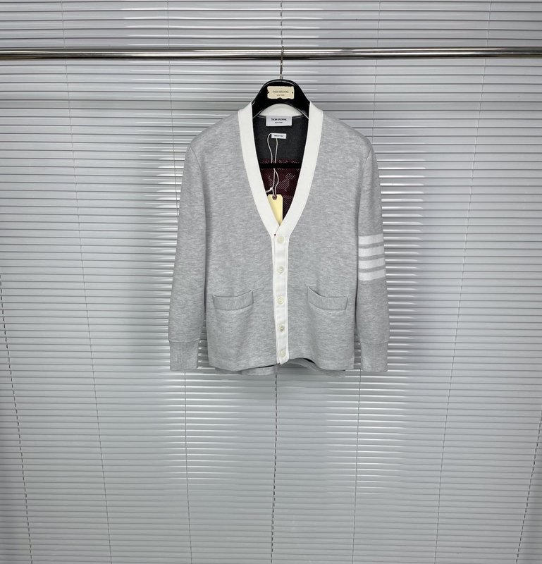 톰브라운 닥스훈트 배지 V넥 가디건 001-279517