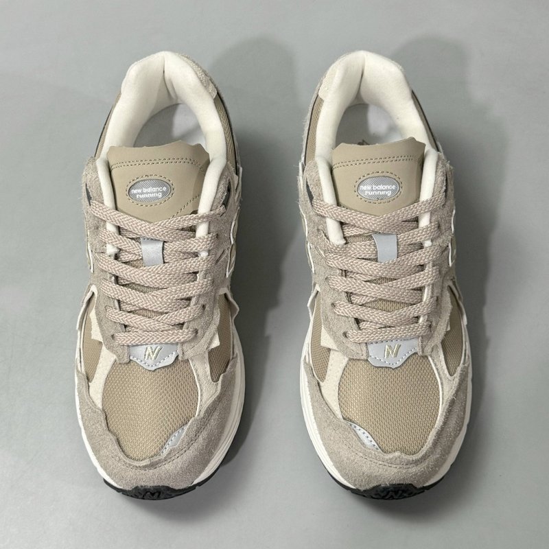 뉴발란스 NB2002R 디컨스트럭션 라이트 카키 러닝화 001-279634